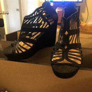 Torrid caged wedges